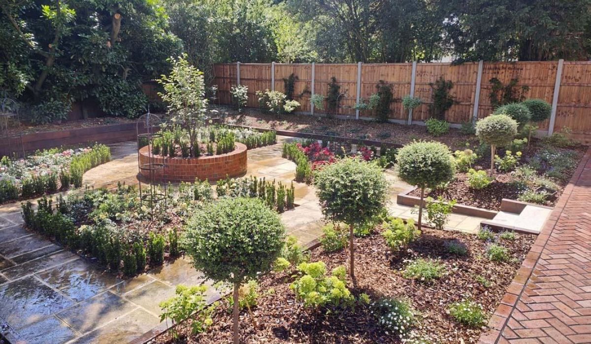 Traditional Cottage & Rose Garden - Bickley